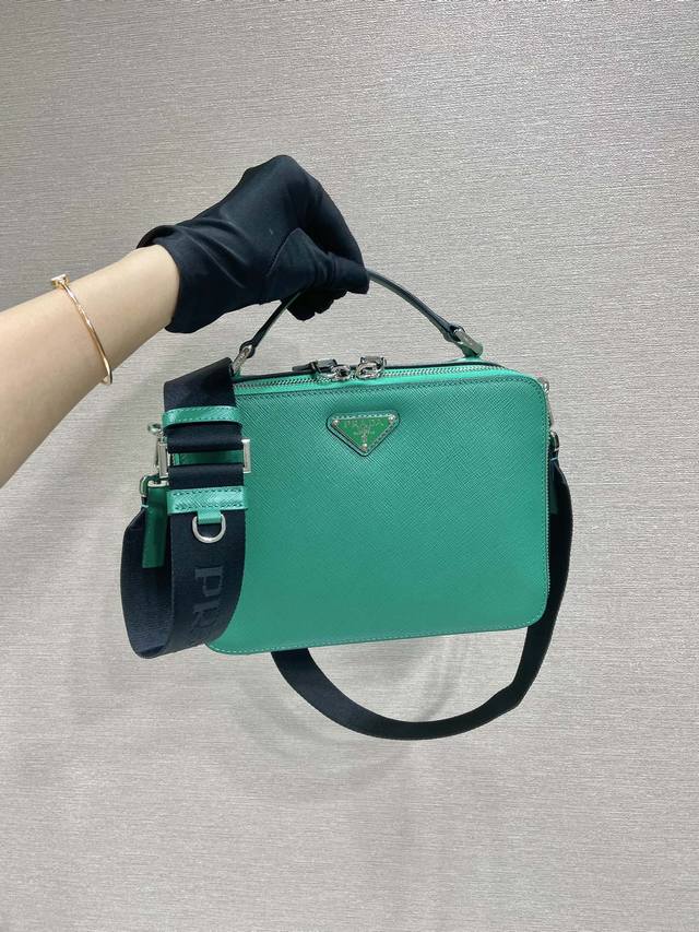 Premium Original Upgraded Plate 2Vh069 This Brique handbag is crafted from Saffi
