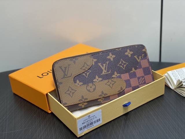 Factory Price P Premium Original M26021 Yellow Flower Single Zipper Wallet. This