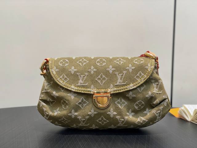 Factory Price: P. Premium original M95217 grass green denim underarm bag. Vintag