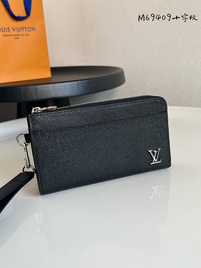 Factory Price P Chip Edition M69409 Saffiano Zippy Dragonne Wallet pays tribute