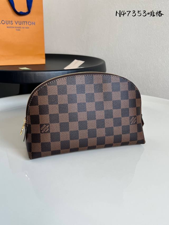 Factory Price P Chip Edition Large Cosmetic Bag N47353 Brown Grid. This large co