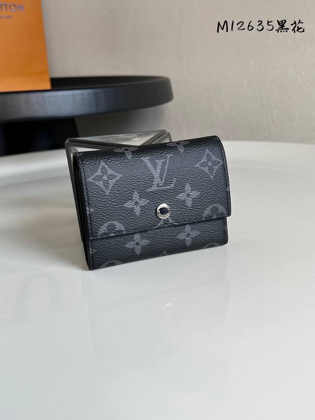 Factory Price: P Chip Edition M12635 Black Flower Victor Wallet. This compact Vi