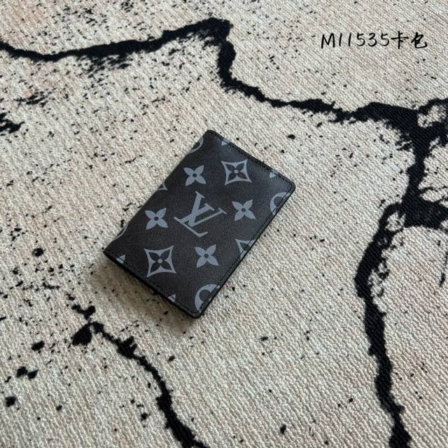 Factory Price P Chip Edition Premium Original M11535 Pocket Wallet. Crafted from