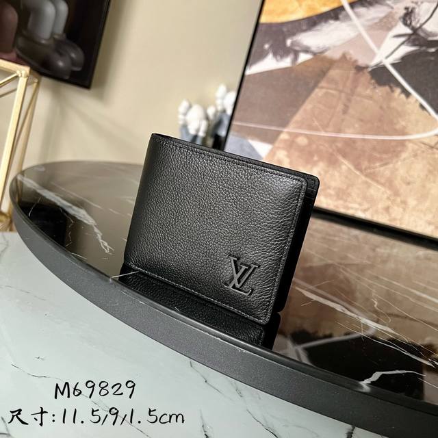 Factory Price: P Chip Version M69829. The new men's short LV Aerogram Multiple w