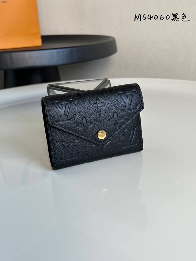 Factory Price P Chip Edition M64060 Black Wallet is crafted from luxurious embos