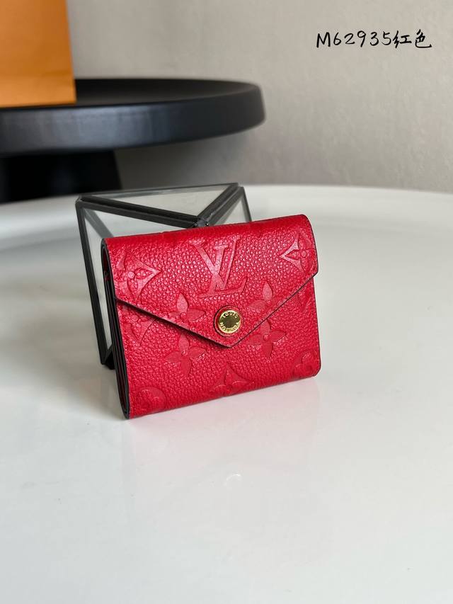 Factory Price: P M62935 Bright Red. This Zoe compact wallet is crafted from supp