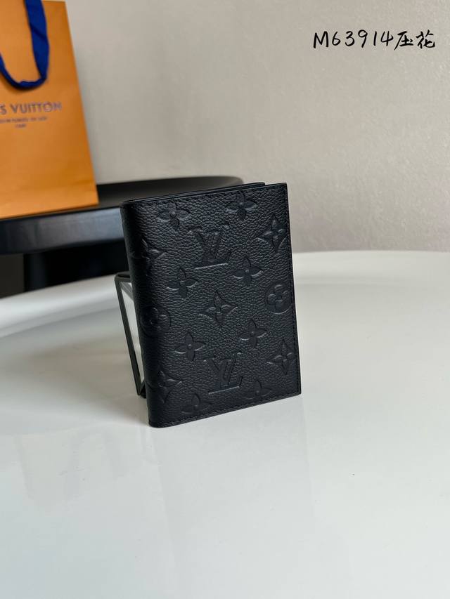 Factory Price P Chip Version M63914 Black Passport Holder! The perfect companion