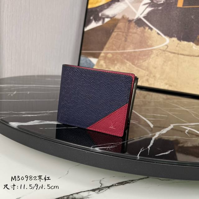Factory Price P Premium Original M30982 Red This Multiple Wallet features tradit