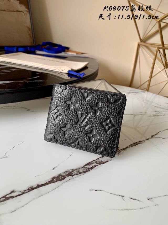 Factory Price P Chip Version M69075 Embossed! The short clip Multiple Wallet has