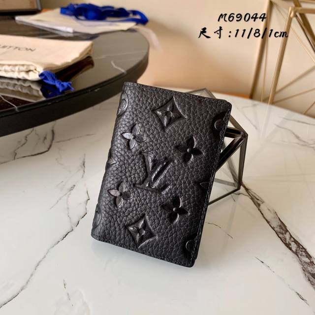 Factory Price P Chip Version Pocket Wallet Made of Taurillon leather with the cl