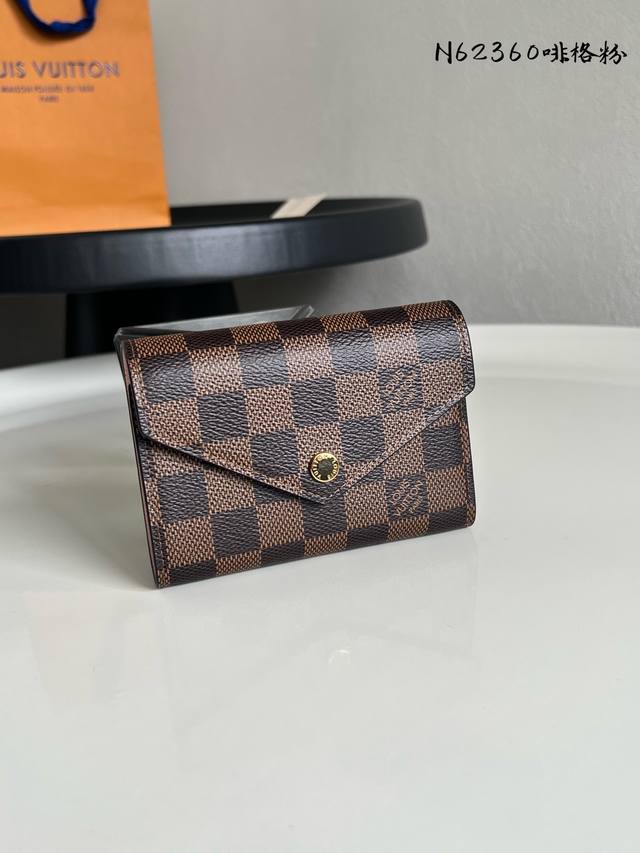 Factory Price P Chip Version N62360 Brown Grid Pink This wallet is crafted from