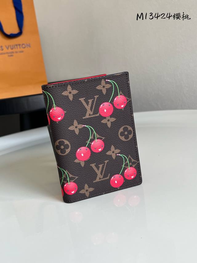 Factory Price P Chip Edition Top-Quality Original M13424 Cherry Passport Holder