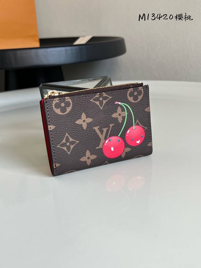 Factory Price P Chip Edition Top-Quality Original M13420 Cherry Portefeuille Lis