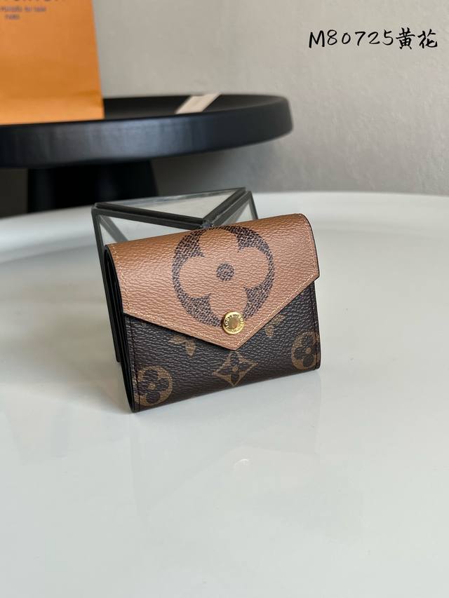 Factory Price: P M80725 Yellow Flower New Colorblock Coin Purse. This compact Zo