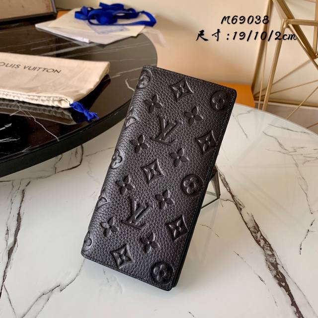 Factory Price: P Chip Edition Brazza Wallet! The Brazza wallet is crafted from s
