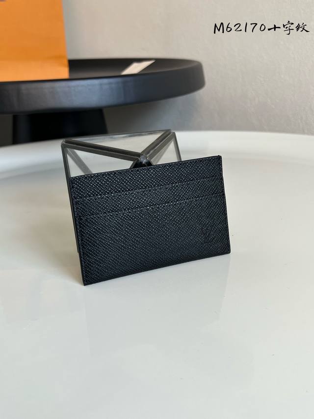 Factory Price P Chip Version M62170 Black Cross Pattern This stylish card holder