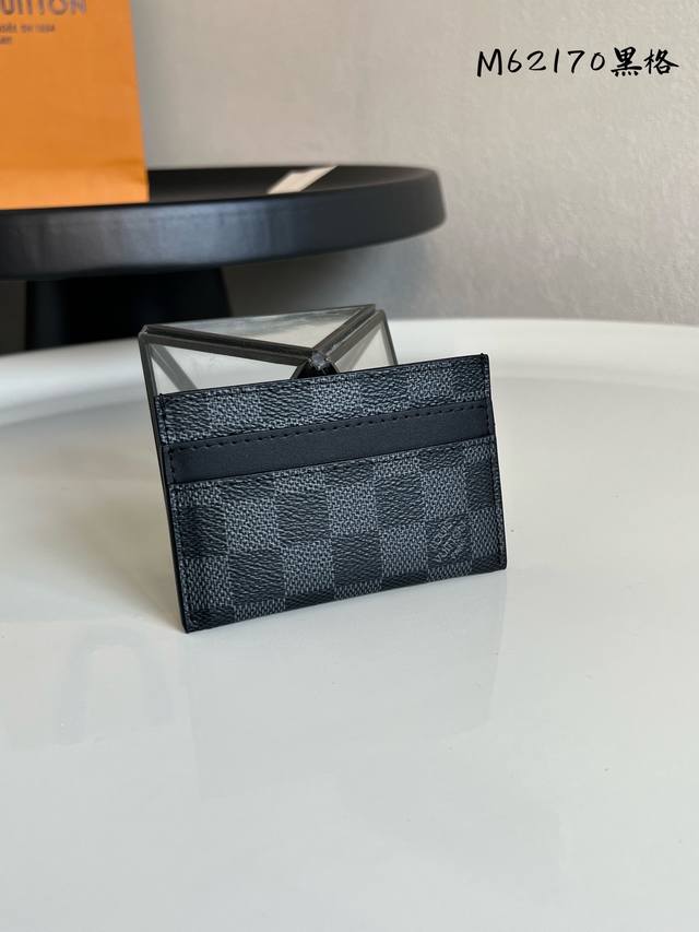 Factory Price P Chip Version N62170 Black Grid This stylish card holder in new M