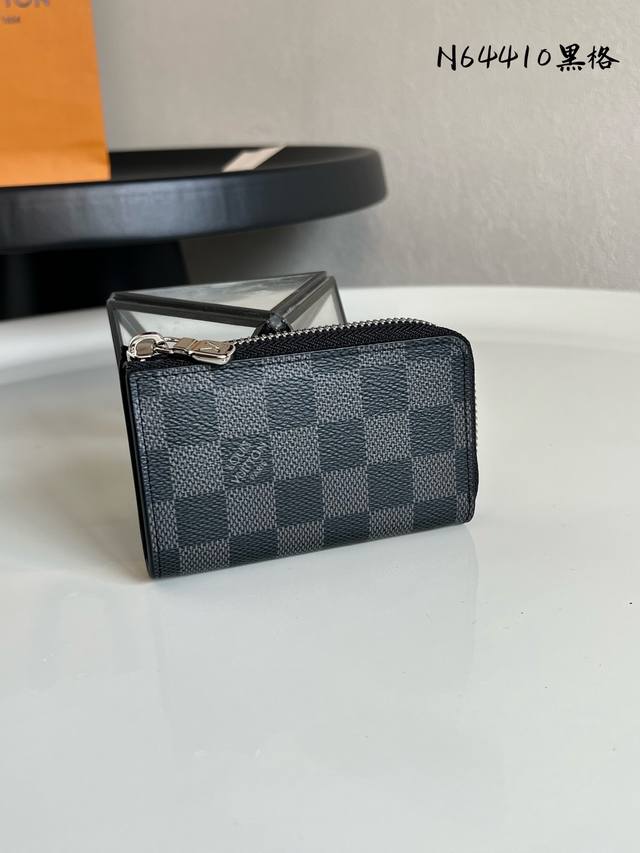 Factory Price P Men's Car Key Bag N64410 Black LV is known for its craftsmanship