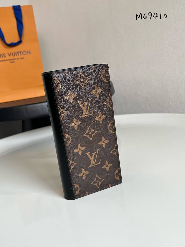 Factory Price: P M69410 This Brazza wallet features a slim design crafted from M