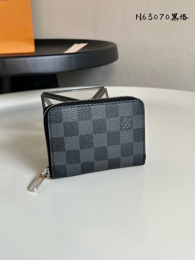 Factory Price: P Chip Version N63070 Black Zip Coin Wallet is the ideal choice f