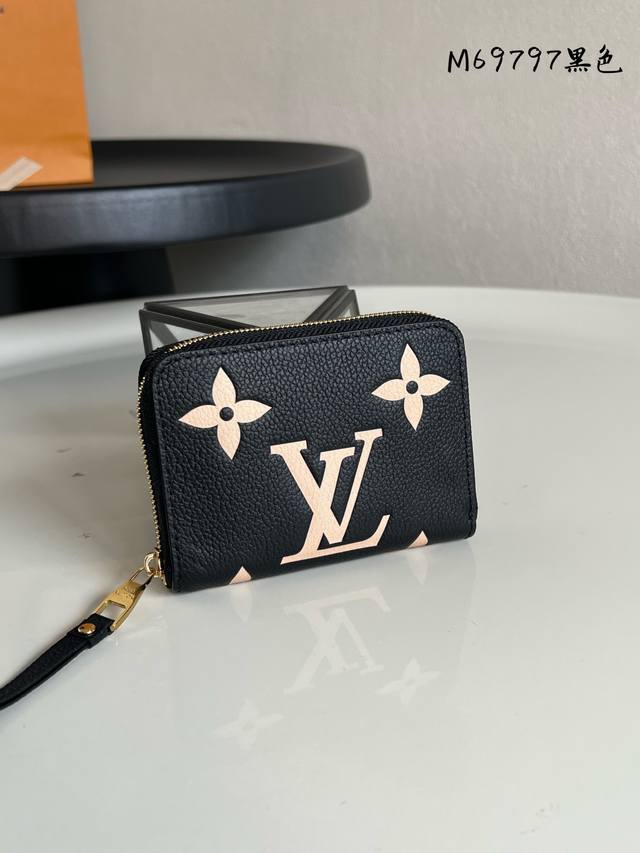 Factory Price: P Chip Edition M69797 Black. This Zippy coin purse is crafted fro