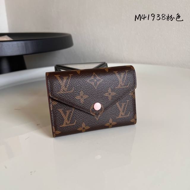 Factory Price P Chip Version M41938 Pink! This wallet is made from soft Monogram