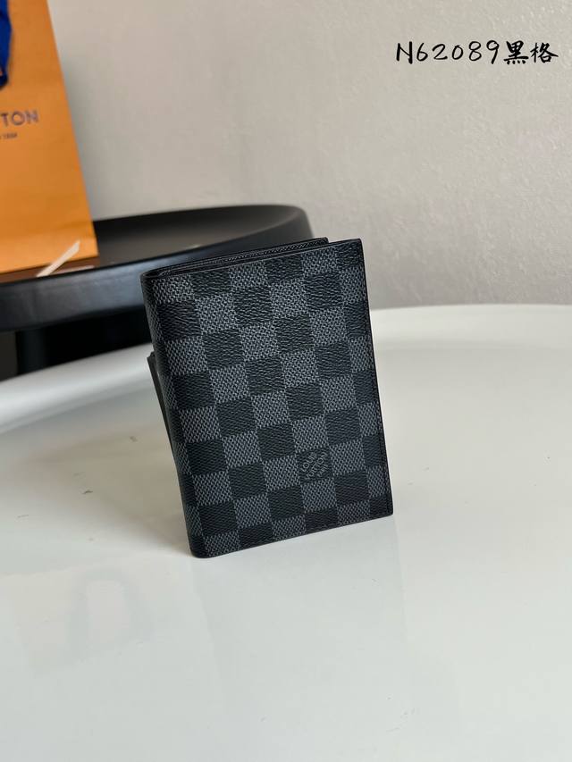Factory Price P Chip Version N62089 Black Grid Passport Holder! The perfect comp