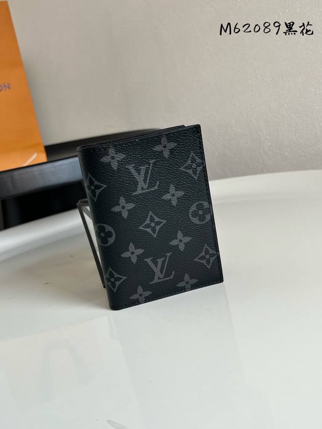Factory Price P Chip Version M62089 Black Flower Passport Holder! The perfect co