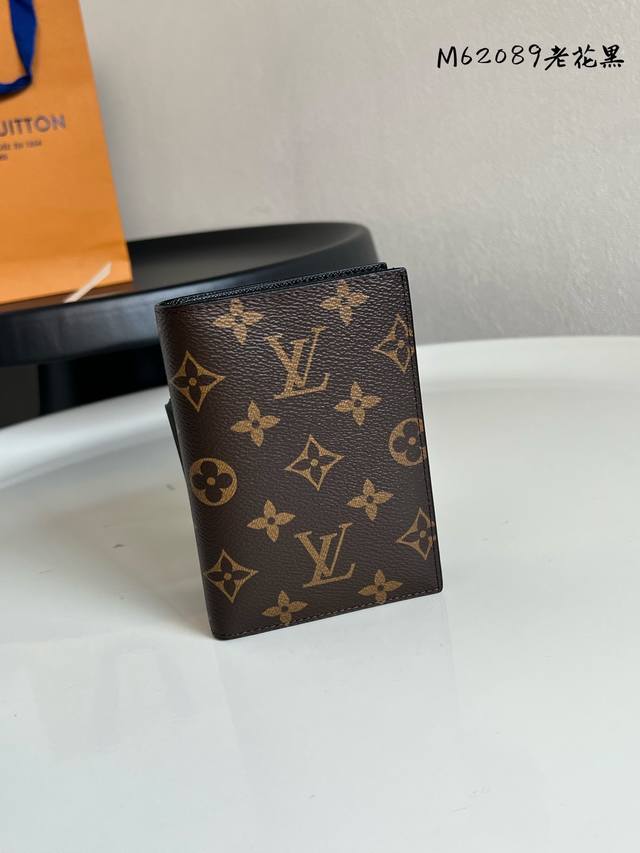 Factory Price: P M62089 This black passport holder with monogram design is the p