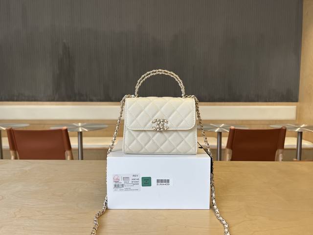 A96148 Chanel 25S This season's hottest Kelly leather handle bag is a huge hit.