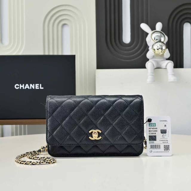 Chane1 24K exquisite frosted gold button version Woc fortune bag. At first glanc