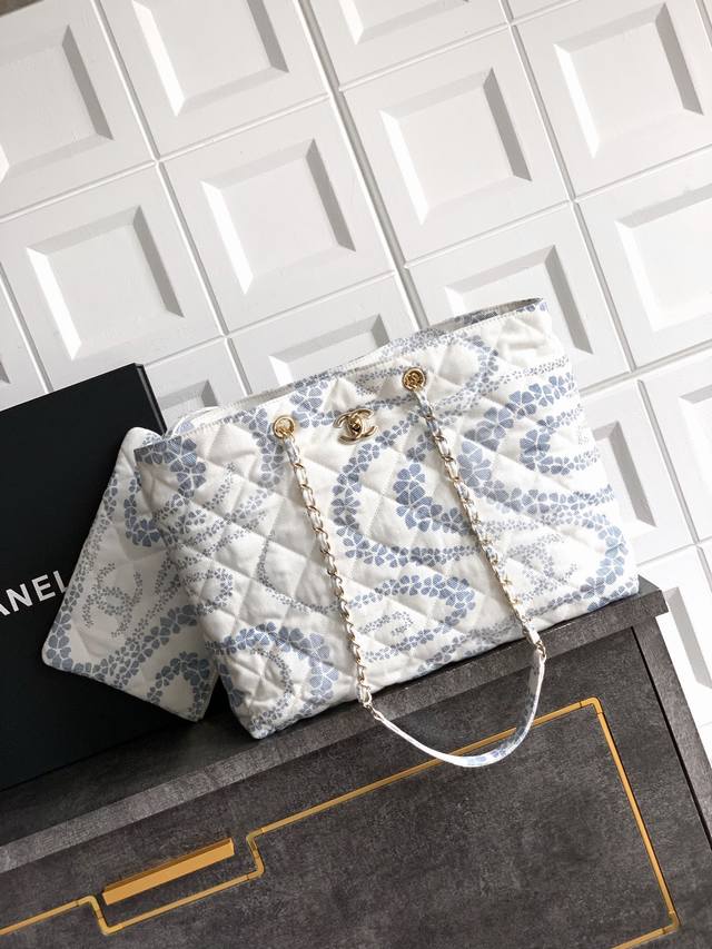 Blue and White Ohanel25M The beach bag's color combination is simply insane! The