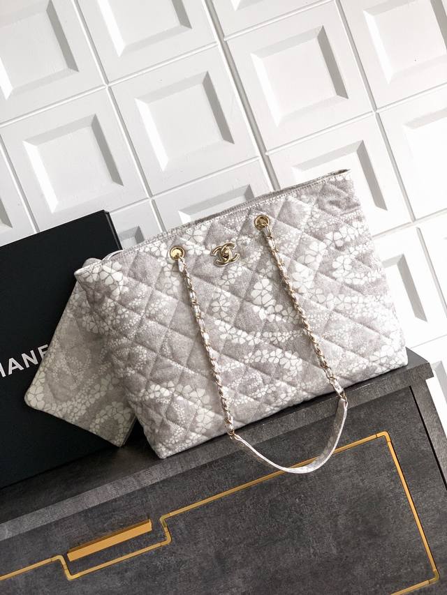 Off-White Ohanel25M The beach bag's color combination is simply insane! The gent