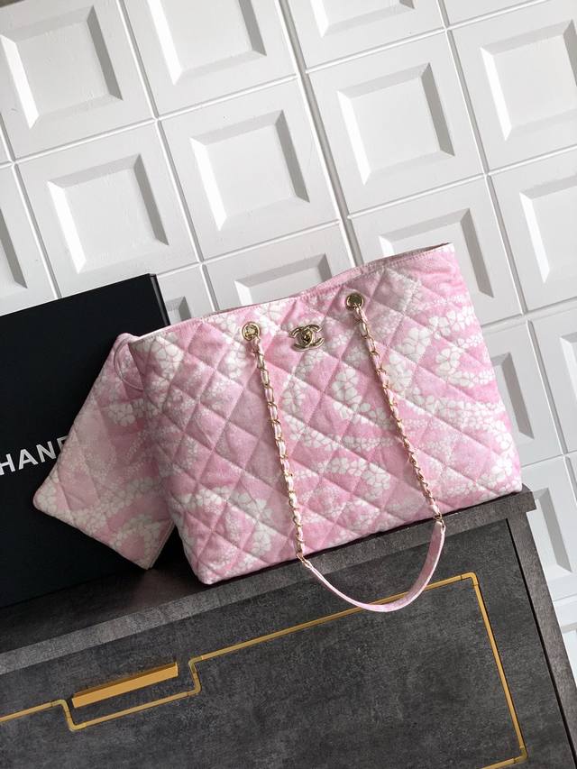 PinkOhanel25M The beach bag's color combination is simply insane! The gentle gra