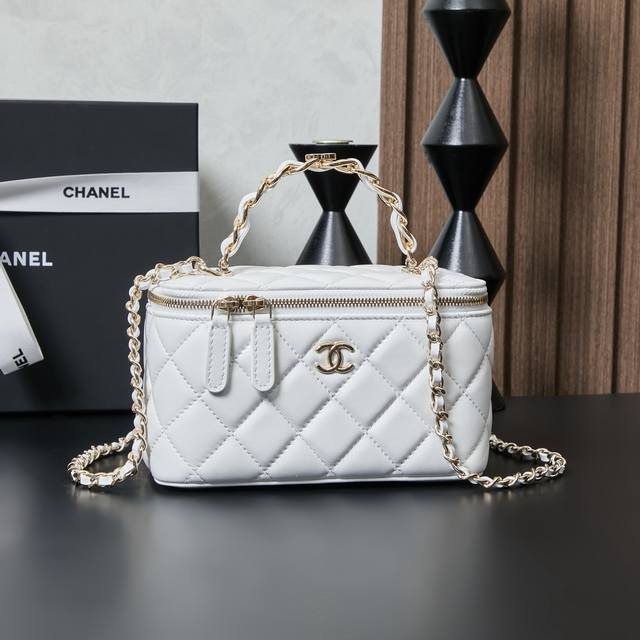 Xiangjia leather handle cosmetic bag box bag, the classic double C in the middle