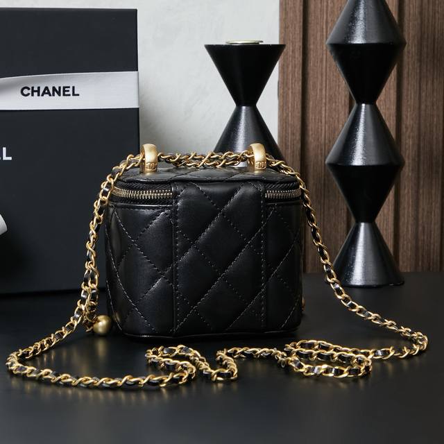 Chane1 25S Autumn/Winter Double Ball Cosmetic Bag, Small Square Box. Made from t