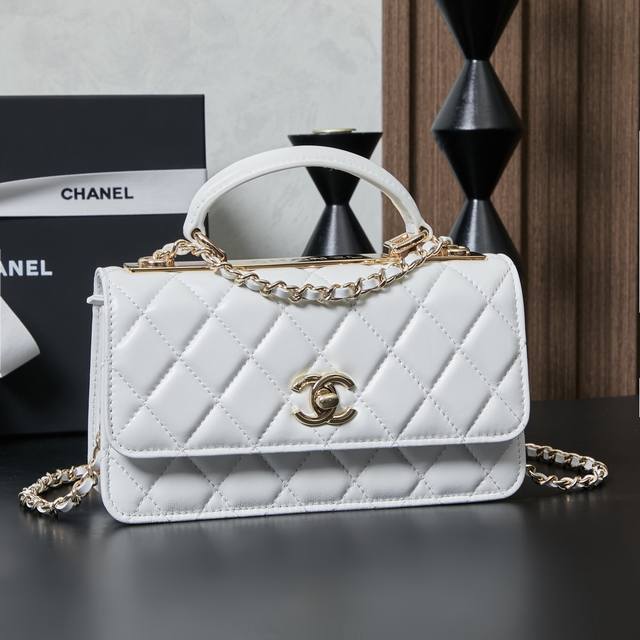 Chanel24B new accordion bag The golden chain and the bright gold double C logo c