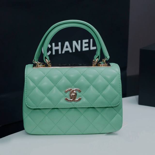 Model: 4654 Green Light Gold Buckle Hardware Size: 19.5*8*14.5Cm