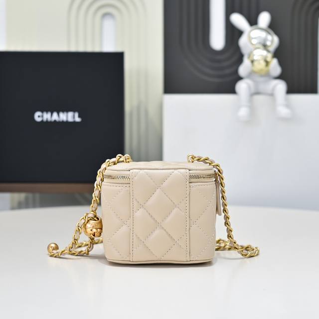 Premium Edition! This exquisitely designed gold ball box with a chain and a smal