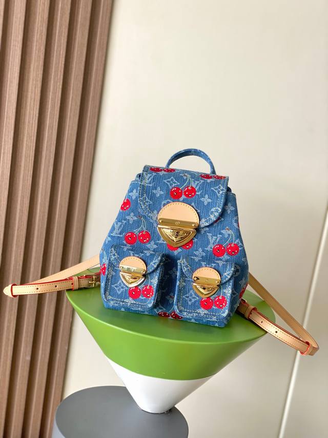 Haiyuan's Venice Backpack (M13679) is a solo photo taken at home. The Denim Cher