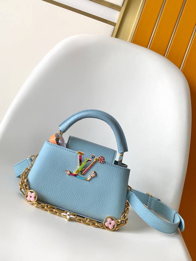 M13707 Super Original Dynamic 163 This Capucines East West Mini handbag is a sta