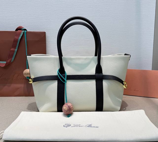 Small (all-leather white and black) Ghiera Shopper Small Shopping Bag is crafted