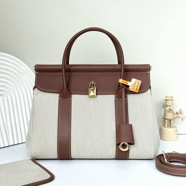 The new Loyo Piana small {Linen Caramel} tote bag inherits the traditional Itali