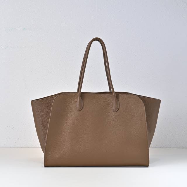The Ro* Marlo Tote Black Ans25 The new tote has the blood of Marguax but has its