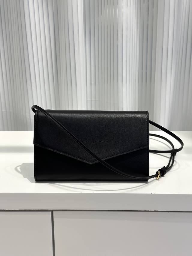 This envelope bag is incredibly refined. 1. A must-have item, it can be carried