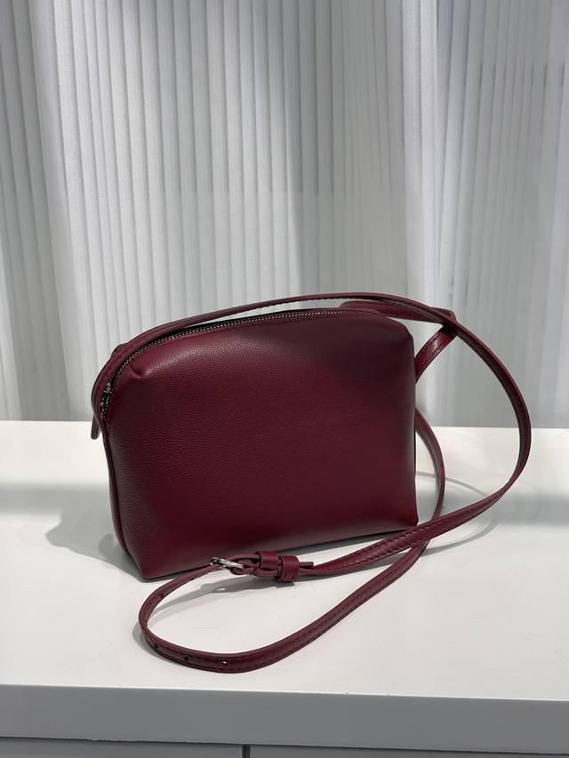 The Row Tr's new Regent stylish baguette mobile phone small square bag is so cut