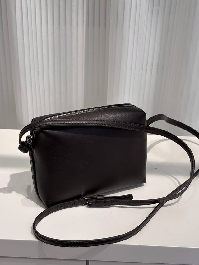 The Row Tr's new Regent stylish baguette mobile phone small square bag is so cut