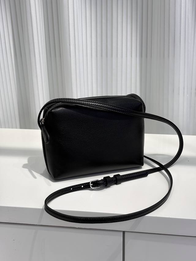 The Row Tr's new Regent stylish baguette mobile phone small square bag is so cut