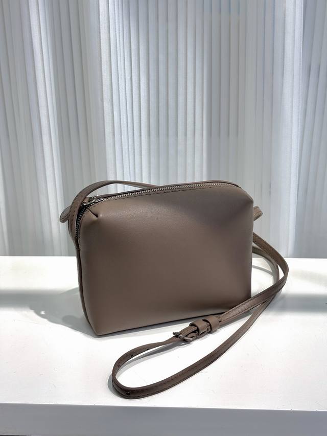 The Row Tr's new Regent stylish baguette mobile phone small square bag is so cut
