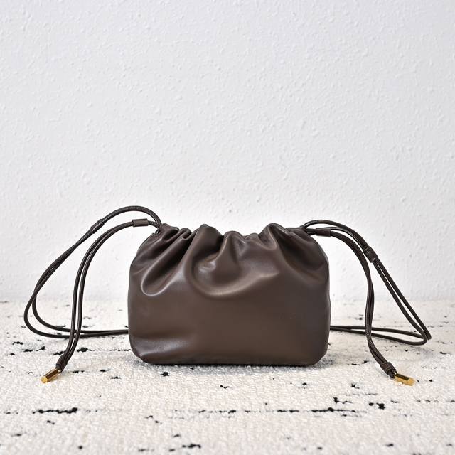 The new cloud bag, small size, has a simple and exquisite design. It can be used